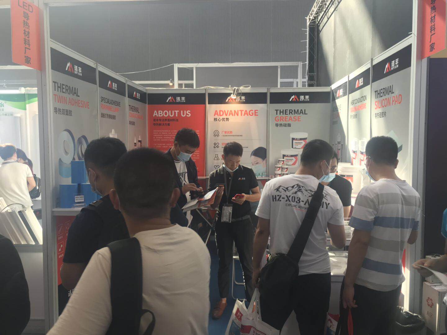 光亚展期间,客户在J9直营集团展厅寻找目标导热材料 光亚展期间,客户在J9直营集团展厅寻找目标导热材料