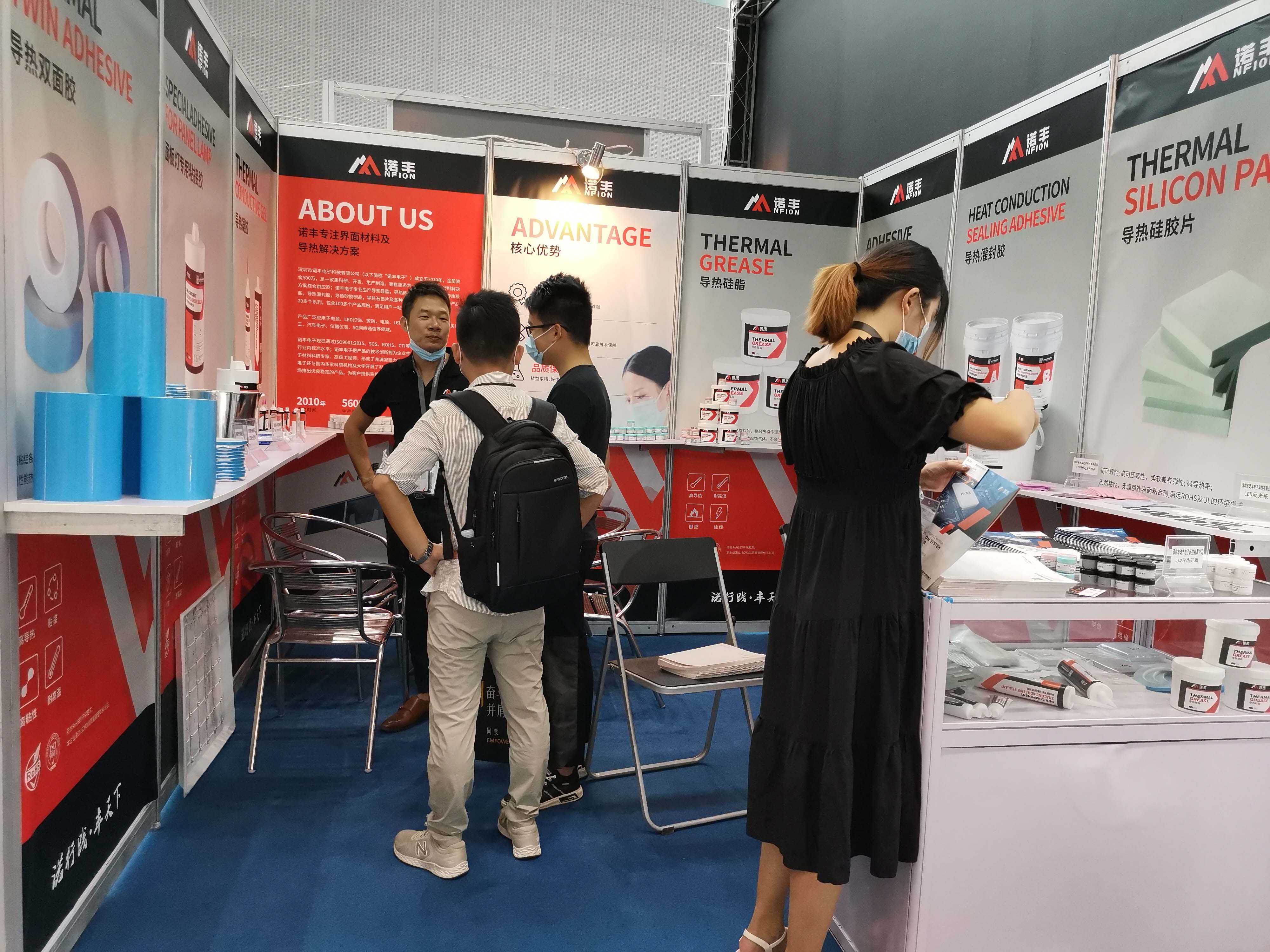 2020光亚展,J9直营集团工作人员接待客户 2020光亚展,J9直营集团工作人员接待客户